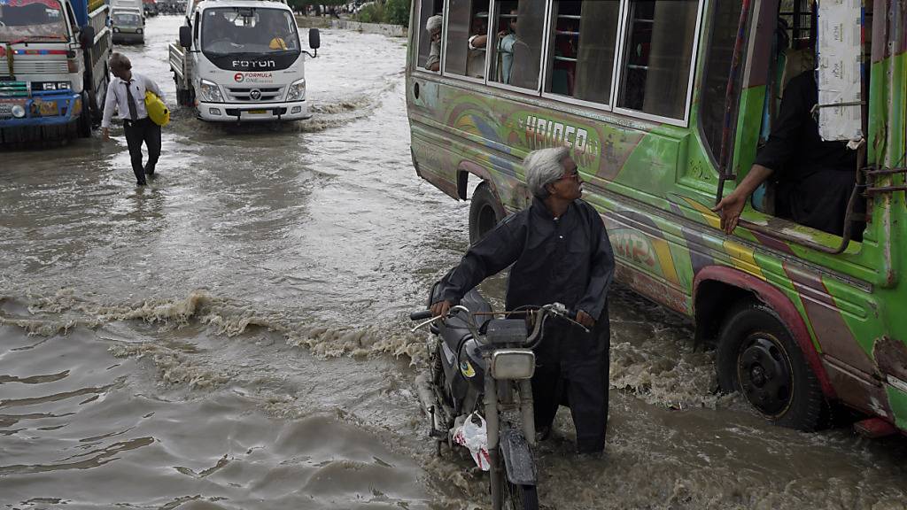 ARCHIV - Der Monsunregen in Pakistan hat für Überschwemmungen auf der Straße gesorgt. Foto: Fareed Khan/AP/dpa