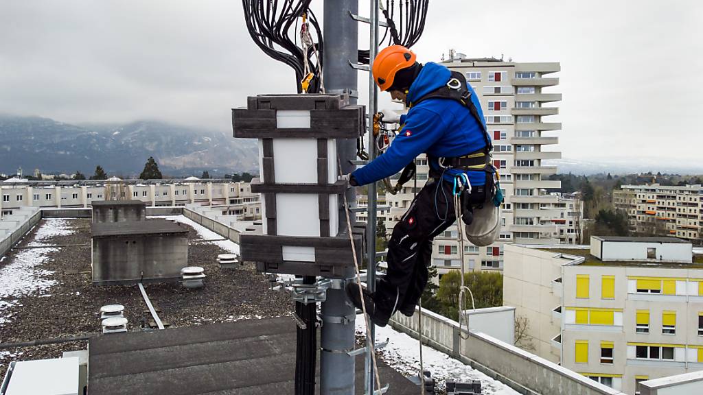 Telefonieren und surfen trotz Stromausfällen: Die Mobilfunkanbieter müssen vorsorgen. (Symbolbild)