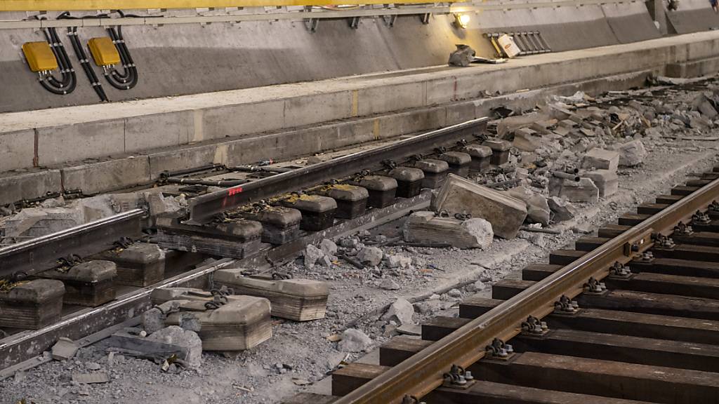 Aus Sicherheitsgründen können Personenzüge vorerst nur an Wochenenden durch die unbeschädigte Oströhre: Beschädigte Gleise in der Weströhre des Gotthard-Basistunnels. (Archivbild)