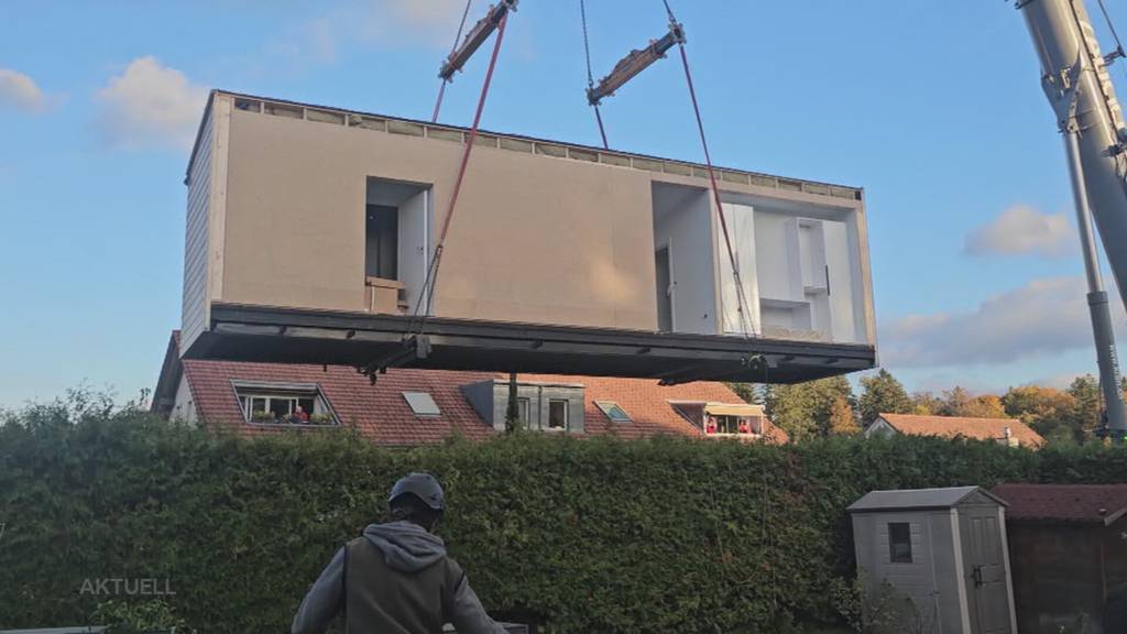 In Mutters Garten: Haus von Marc Gilomen wird in Hubersdorf per Helikopter angeliefert