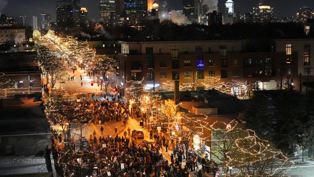 dpatopbilder - Menschen versammeln sich während einer Mahnwache für den 37-jährigen Alex Pretti, der in Minneapolis von einem US-Grenzschutzbeamten erschossen wurde. Foto: Adam Gray/AP/dpa