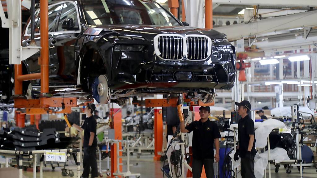 Ein Auto des Typs BMW 7 wird in einer Fabrik in Indonesien zusammengebaut. (Symbolbild)