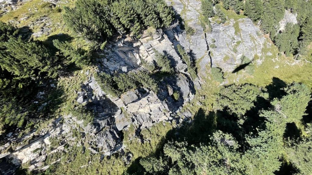 Der Jäger stürzte im bündnerischen Averstal im steilen und unwegsamen Gelände zu Tode.