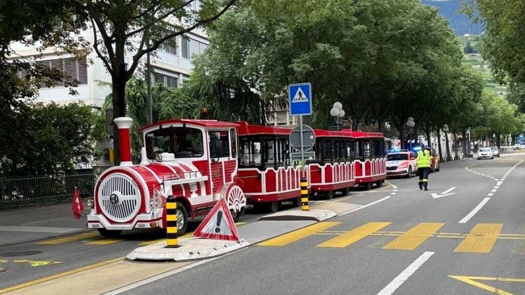 Ein Touristenzug erfasste in Sitten eine 77-jährige Passantin, als diese einen Fussgängerstreifen überquerte. Die Walliserin wurde schwer verletzt von einer Ambulanz in ein Spital überführt.