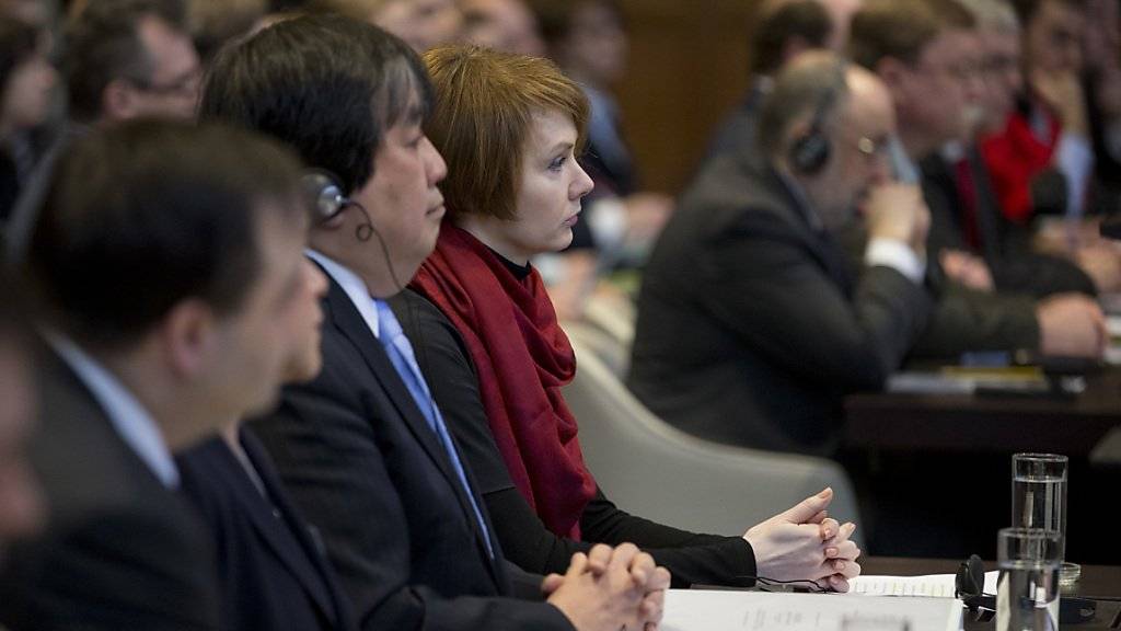 Im Vordergrund die ukrainische Delegation mit der stellvertretenden Aussenministerin Olena Zerkal (mit rotem Schal) im UNO-Gerichtshof in Den Haag, im Hintergrund die russische Delegation.