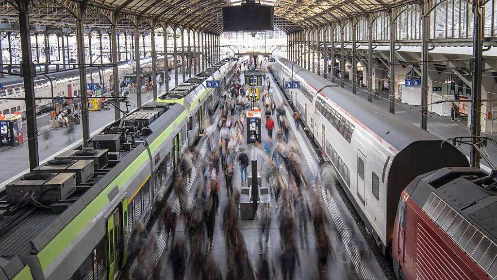 Bei Reisen durch Europa ist die klimafreundliche Bahn häufig teurer als das Flugzeug. Das sagt die Umwelt-Organisation Greenpeace, die europaweit die Ticketpreise für beide Verkehrsmittel auf 112 Strecken zu jeweils mehreren Buchungszeitpunkten verglichen hat. (Archivbild)