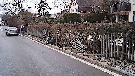 Autofahrer rammt Holzzaun in Oberägeri ZG