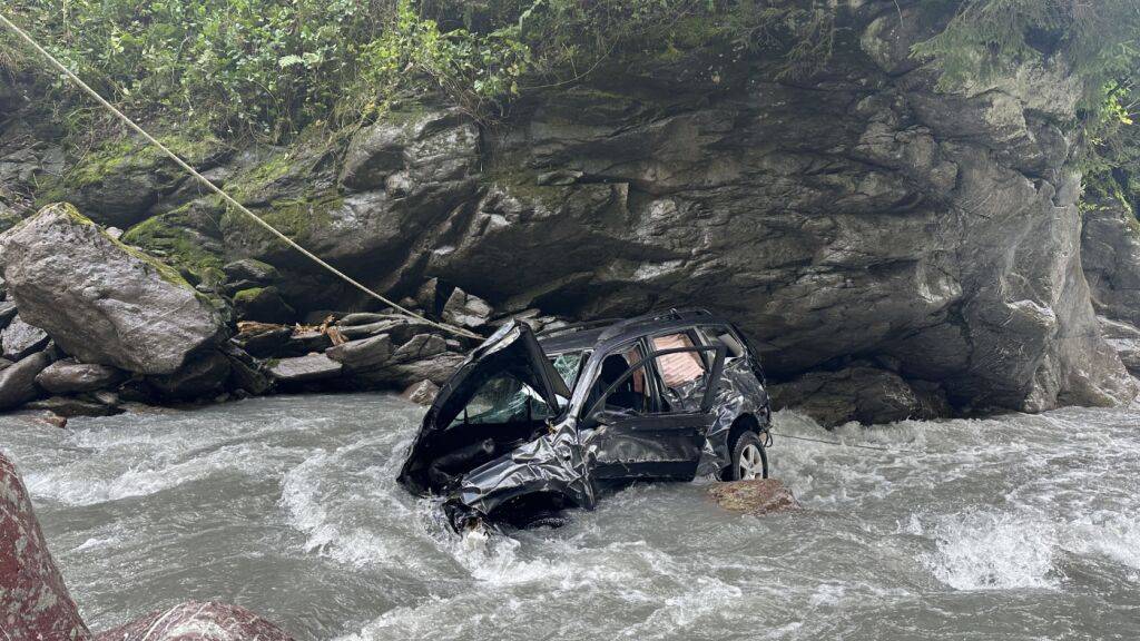 Eine 52-jährige Autofahrerin und ihre 72-jährige Beifahrerin haben am Mittwochmorgen bei einem Unfall in Sool schwere Verletzungen erlitten. Ihr Fahrzeug  kam in der Sernf zum Stillstand.