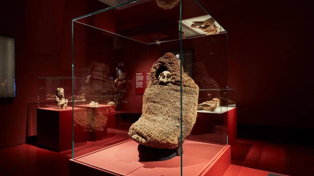 Im Naturhistorische Museum Basel sind in einer Sonderausstellung dutzende Mumien aus aller Welt, wie hier aus Südamerika, zu sehen.