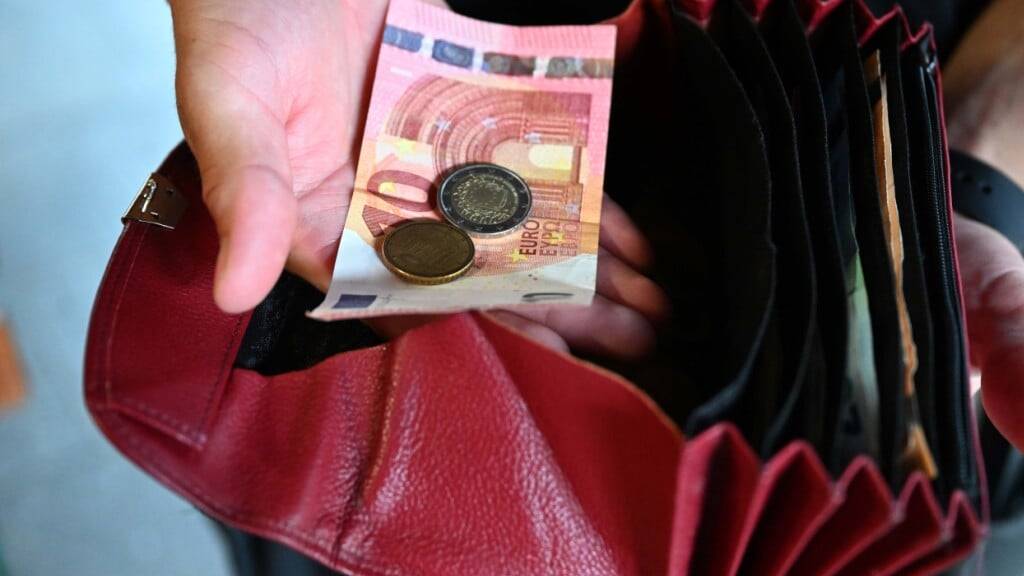 Nach zwei Monaten mit steigenden Inflationsraten hat die Teuerung in Deutschland wieder etwas nachgelassen. Doch mit 2,3 Prozent hält sich die Inflation über der Zwei-Prozent-Marke. (Archivbild)