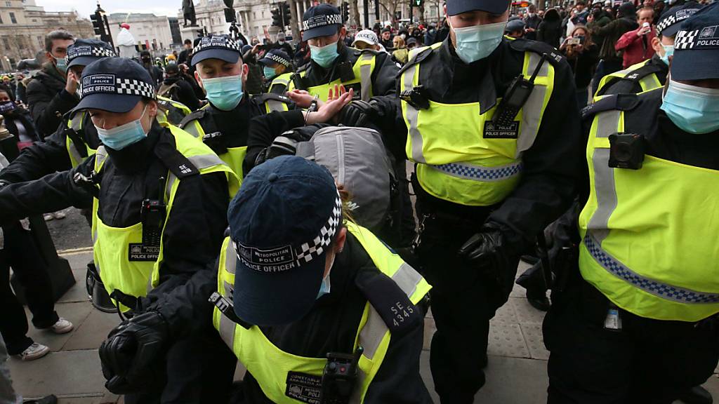 dpatopbilder - Polizisten nehmen in London einen Demonstranten fest bei einem «Kill the Bill»-Protest gegen die Einführung des neuen Polizeigesetzes der britischen Regierung. Foto: Jonathan Brady/PA Wire/dpa