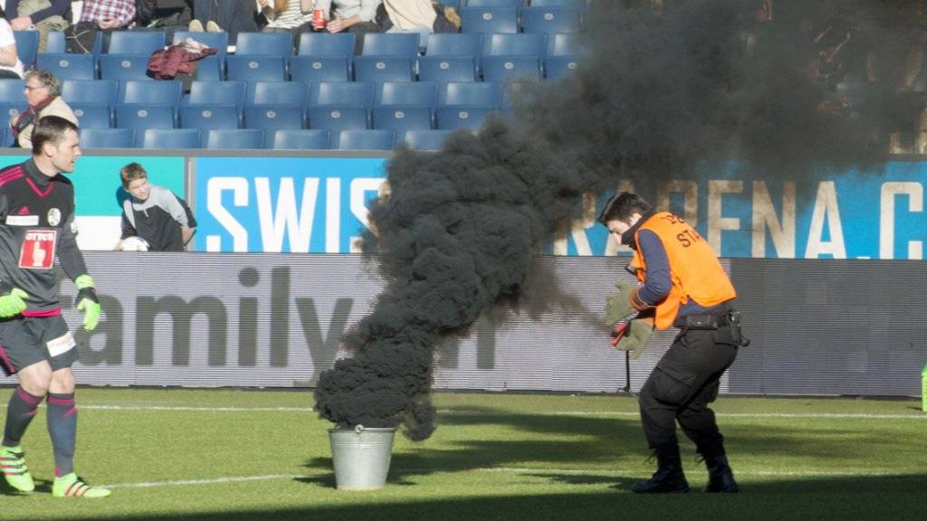 In den ersten sieben Minuten des Spiels zwischen dem FC Luzern und dem FC St. Gallen im Februar 2016 warf der Ostschweizer Fan vier Pyrogegenstände auf das Spielfeld.