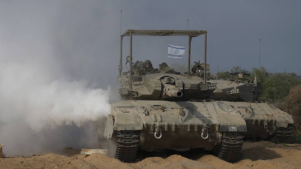 Israelische Panzer manövrieren in der Nähe der Grenze zu Gaza im Süden Israels. Foto: Tsafrir Abayov/AP/dpa