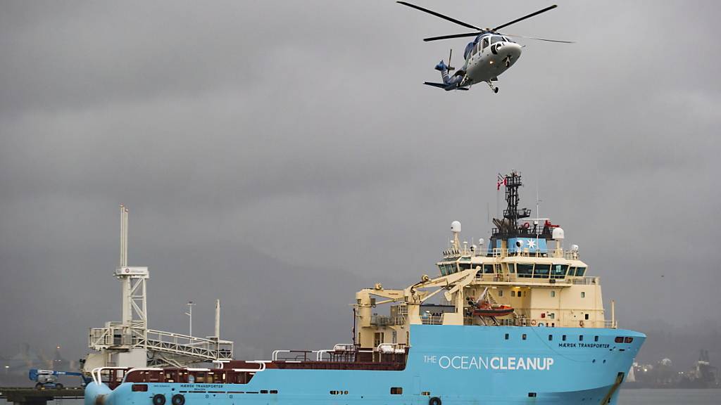 ARCHIV - Das Schiff der niederländischen Gruppe «The Ocean Cleanup» ist während eines Zwischenstopps im Hafen von Vancouver zu sehen. Foto: Darryl Dyck/The Canadian Press/AP/dpa