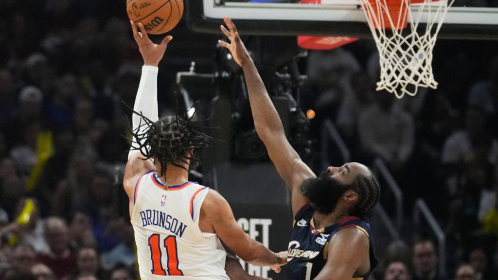 Jalen Brunson (links) lässt sich von James Harden nicht stoppen