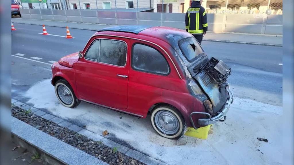 Anwohner hilft beim Löschen von Autobrand