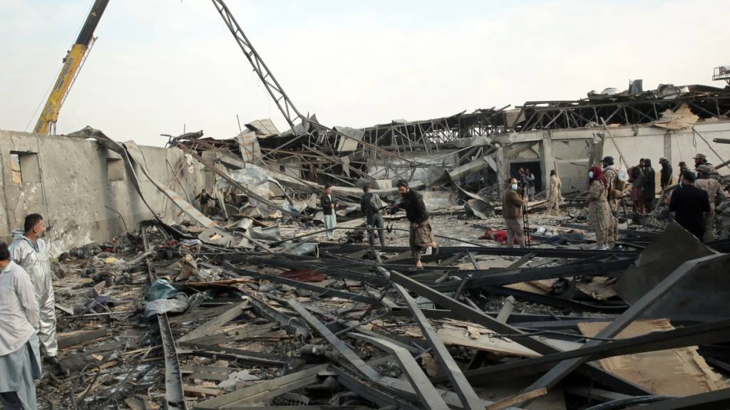 ARCHIV - Sicherheitskräfte der Taliban inspizieren die zerstörten Ruinen der Drogenrehabilitationsklinik in der afghanischen Hauptstadt nach einem Luftangriff. Die Taliban-Regierung macht Pakistan für den Angriff verantwortlich. Foto: Sami Jan/dpa