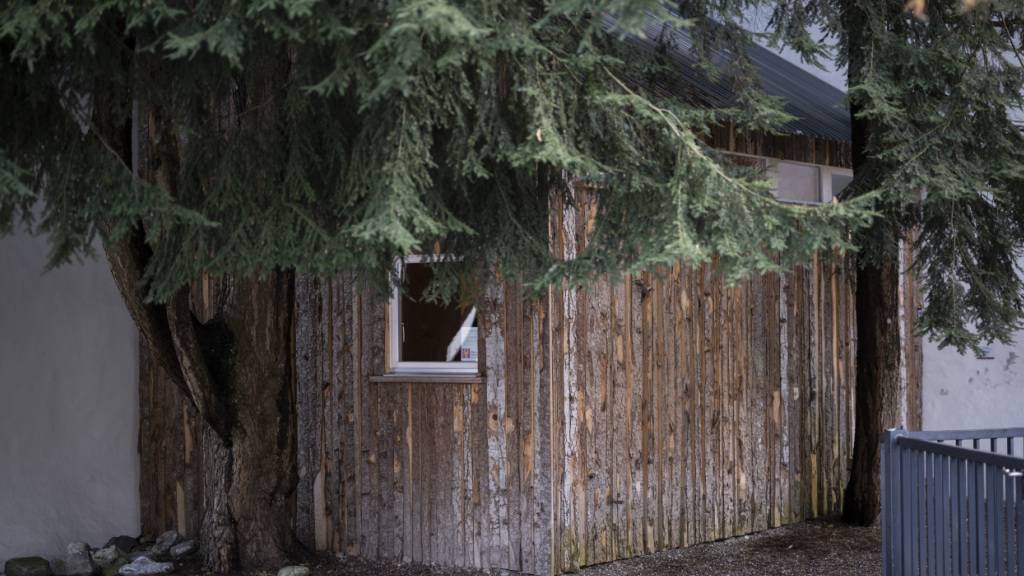 Durch ein Fenster stehen die Eingeschlossenen in der Wiborada-Zelle jeweils für Gespräche zur Verfügung. (Archivbild)