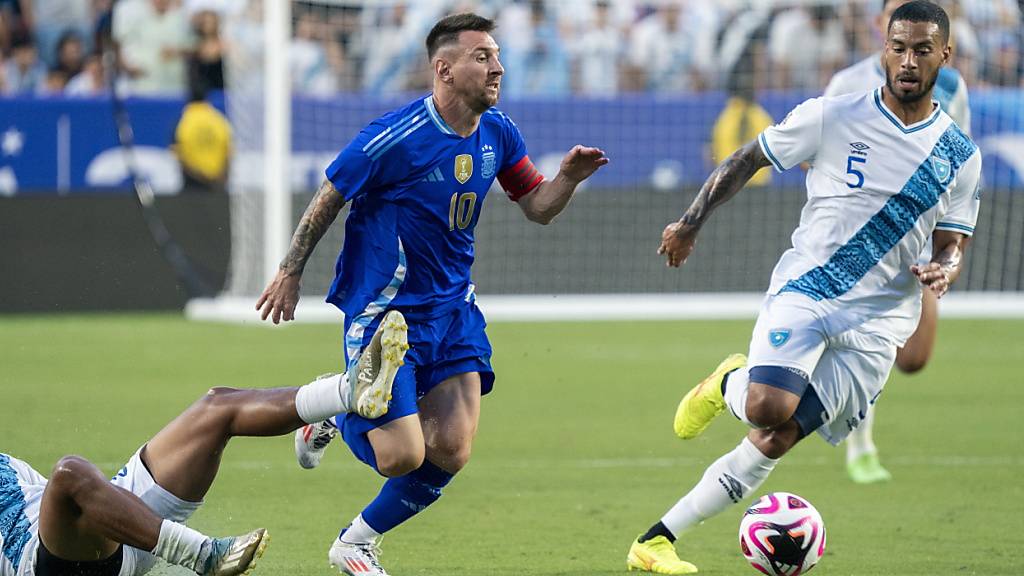 Ist auch mit bald 37 Jahren nicht zu stoppen: Lionel Messi erzielte beim 4:1 von Argentinien gegen Guatemala zwei Tore und bereitete einen weiteren Treffer vor