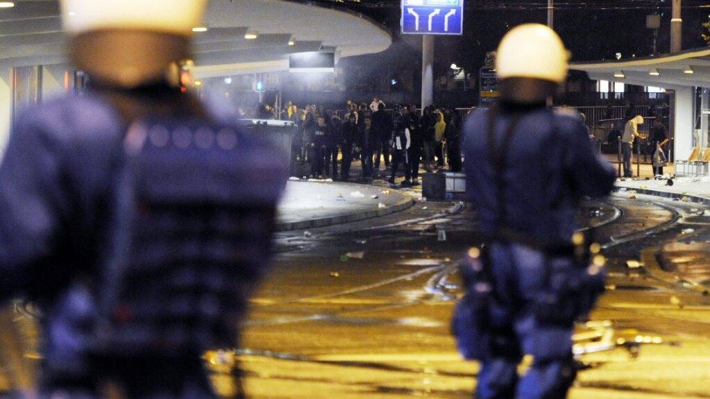 Die Kosten für Polizeieinsätze im Kanton Zürich können bis auf Weiteres nicht auf die Verantwortlichen abgewälzt werden. Die Umsetzung der neuen Regelung ist durch einen Rekurs blockiert. (Archivbild)