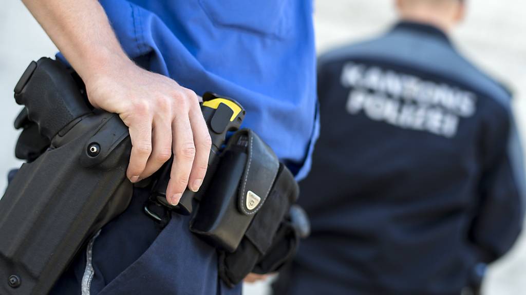 Ein Polizist der Kantonspolizei Aargau mit Dienstwaffe und Pfefferspray (Symbolbild)