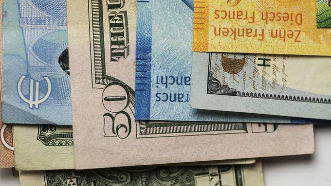 Bargeld oder Karte – so solltest du im Ausland bezahlen