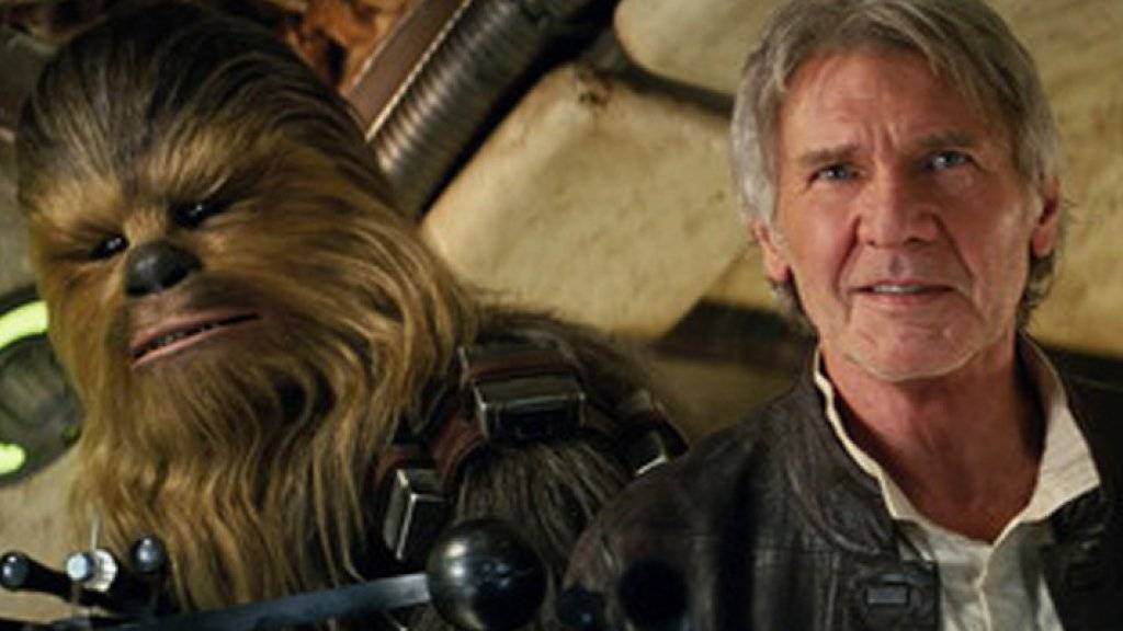 Wiedersehen mit alten Bekannten: Harrison Ford als Han Solo mit Chewbacca im neuen «Star Wars»-Film. (Archiv)