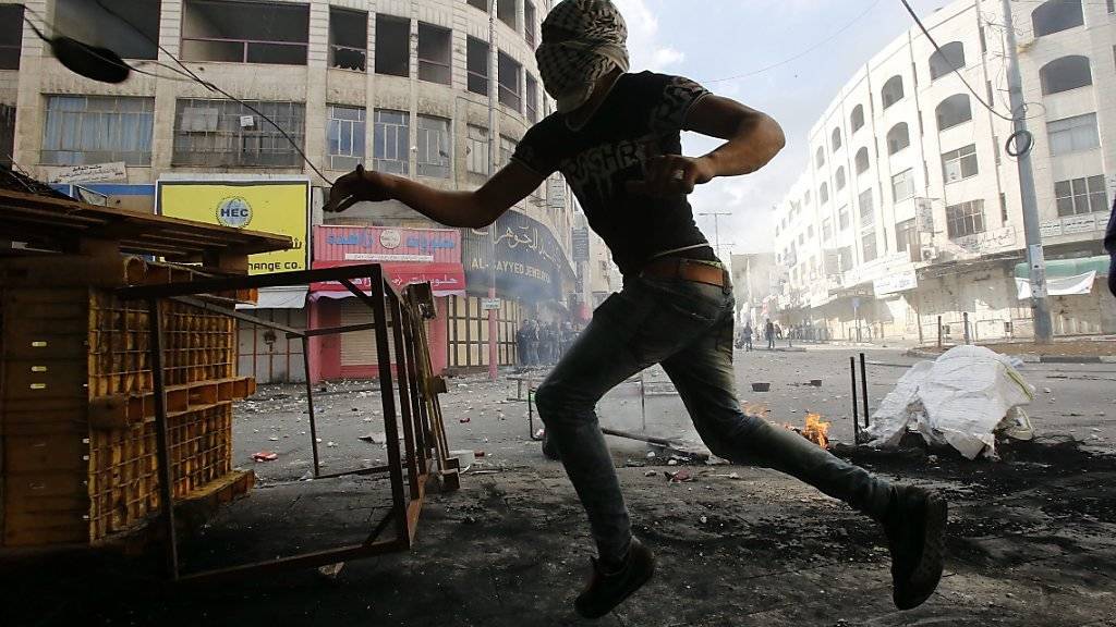 Ein palästinensischer Demonstrant mit Steinschleuder in Hebron im Westjordanland: Dort und im Gazastreifen ist es in den vergangenen Wochen immer wieder zu Gewaltausbrüchen gekommen. (Symbolbild)9