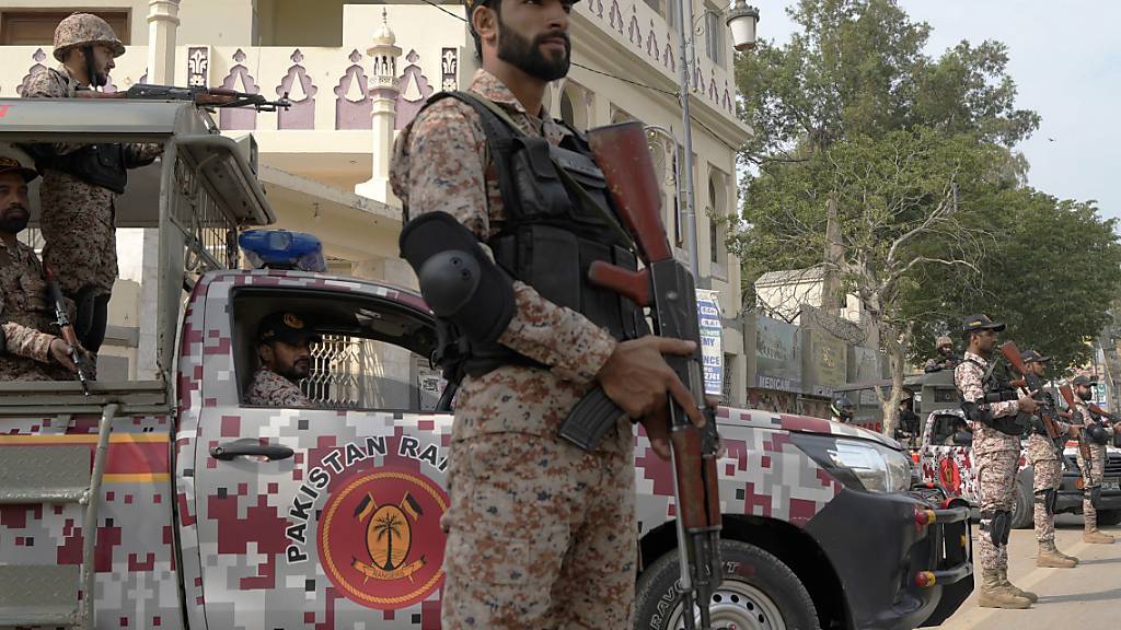 Paramilitärische Soldaten stehen Wache vor den Parlamentswahlen in Pakistan. Foto: Fareed Khan/AP/dpa