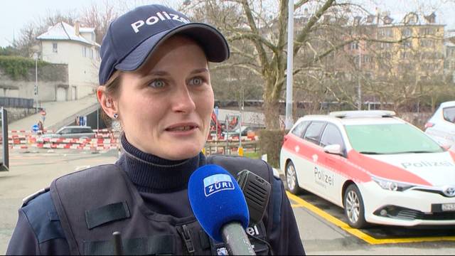 Polizistinnen üben sich als Hebamme