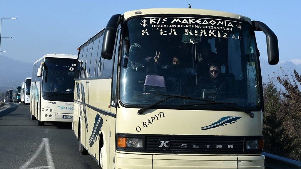 In Bussen werden die Migranten vom Grenzort zurück nach Athen gebracht.