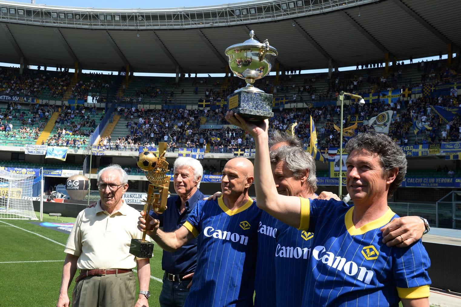 Der damalige Trainer Eugenio Bagnoli und einige seiner Spieler feiern das 30-Jahr-Jubiläum des Titels.
