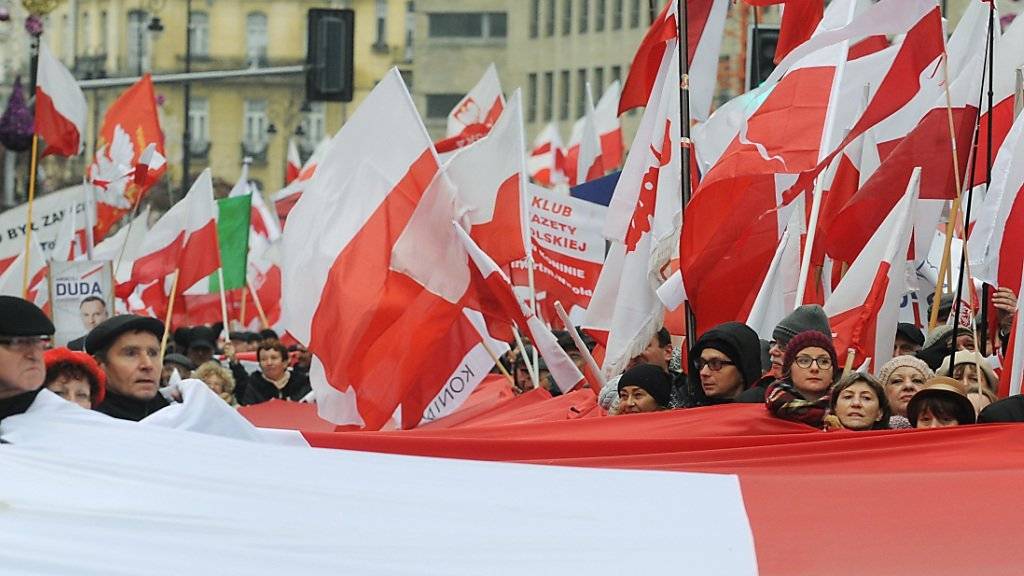 Zehntausende demonstrieren in Warschau ihre Unterstützung für die polnische Regierung.