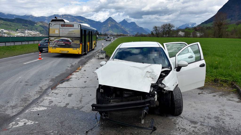 Am Auto entstand Totalschaden, am Postauto Sachschaden.