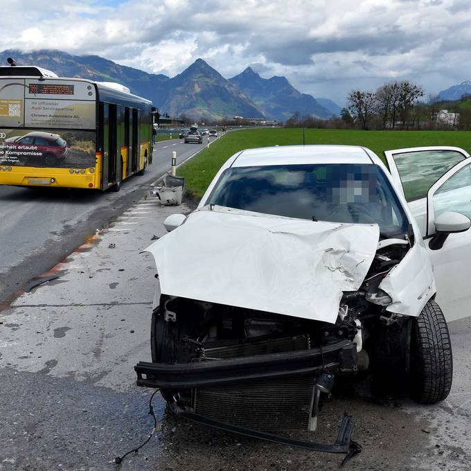 Unfall mit Postauto fordert fünf Verletzte