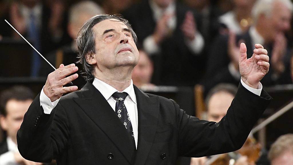ARCHIV - Riccardo Muti, italienischer Dirigent, leitet das Neujahrskonzert 2018 der Wiener Philharmoniker. Foto: Hans Punz/APA/dpa