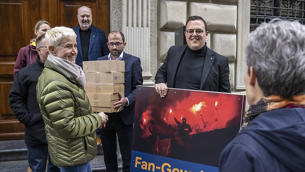 Vertreterinnen und Vertreter der Mitte mit den gesammelten Unterschriften vor dem Regierungsgebäude.