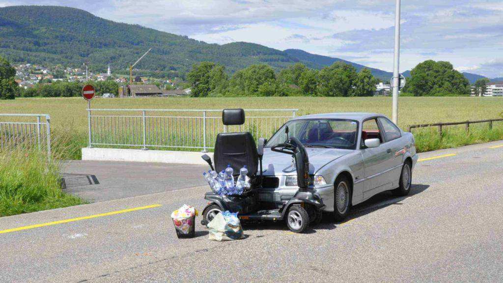 Zusammenstoss mitten auf der Strasse: Die 76-jährige Lenkerin des Invalidenfahrzeugs wurde bei der Kollision in Gunzgen SO mittelschwer verletzt.