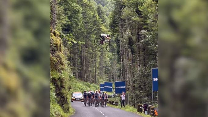 Mountainbiker springt über Köpfe der Tour de France-Fahrer hinweg