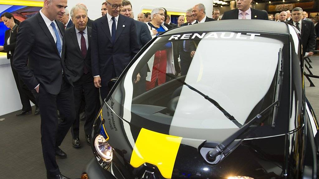 Bundesrat Alain Berset interessierte sich auf seinem Rundgang am Autosalon eher für die innovative Autos als Sportwagen.