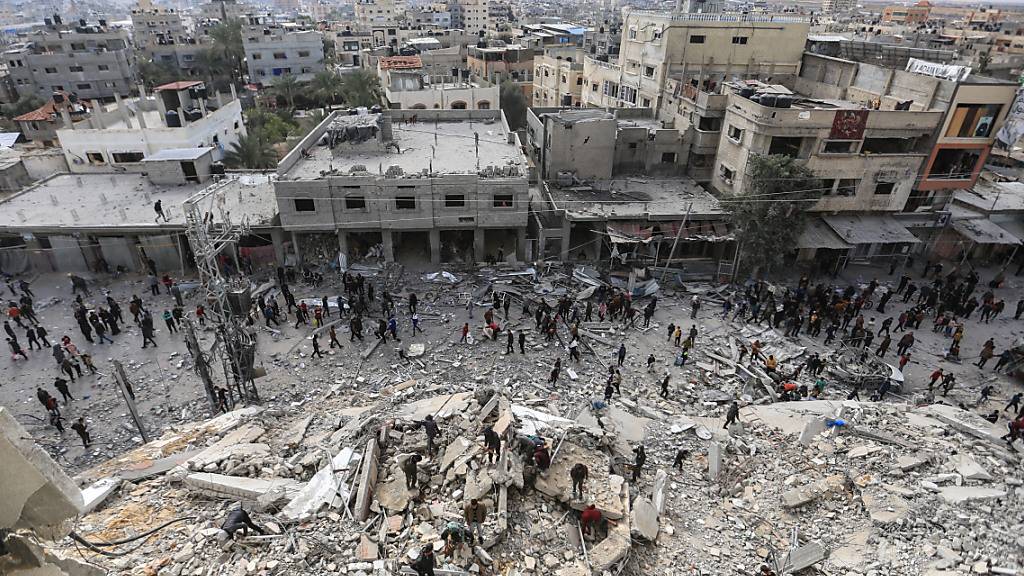 Palästinenser inspizieren nach einem israelischen Luftangriff die massiven Schäden in Rafah. Foto: Mohammed Talatene/dpa