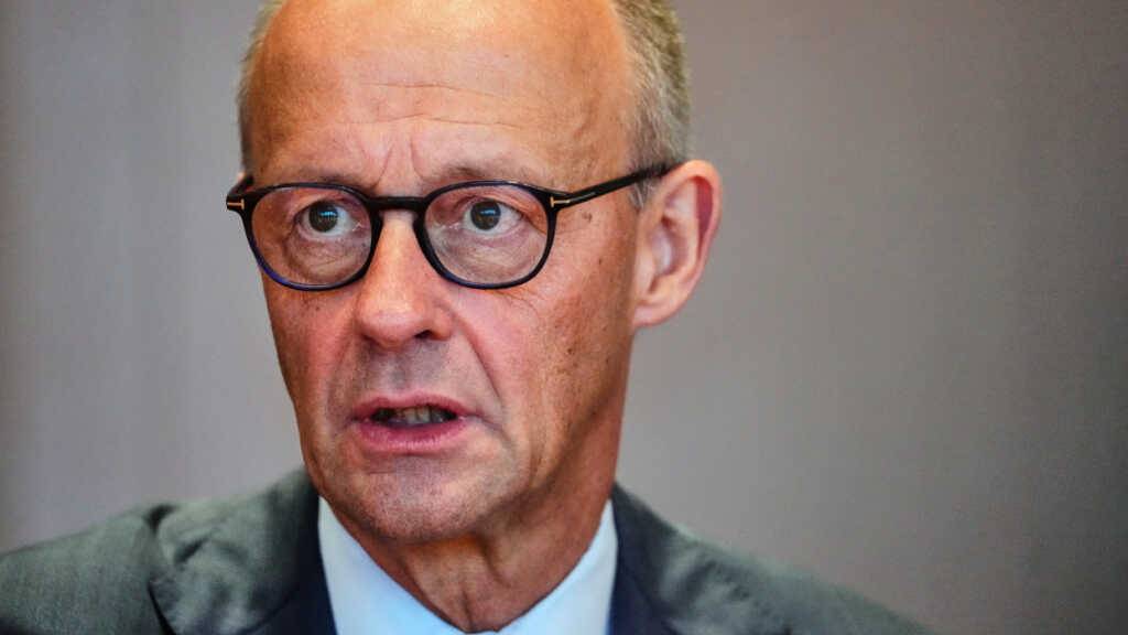 Politisch in Bedrängnis: Der deutsche Bundeskanzler Friedrich Merz. Ob ihm 17 Cent Spritpreissenkung helfen gegen vorhergesagte weitere dramatische Stimmenverluste seiner CDU bei den Landtagswahlen am Sonntag? (Archivbild)