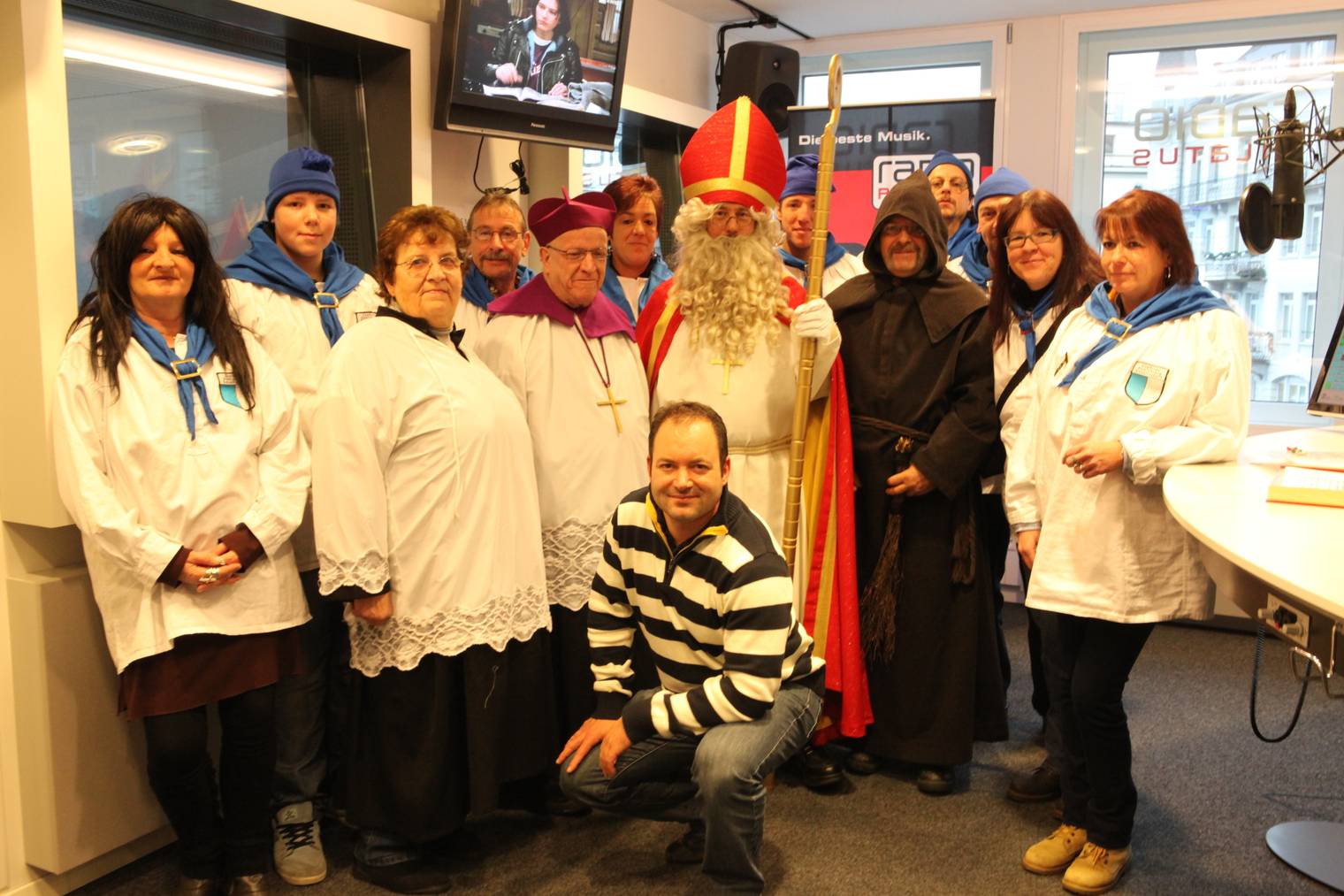 Der Samichlaus der Lozärner Samichlaus-Gesellschaft mit seinem ganzen Gefolge. Vorne in der Mitte: Radio Pilatus-Moderator Boris Macek.