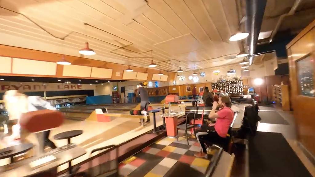 Mit der Drohne beim Bowling: Ein Video lässt das Netz staunen