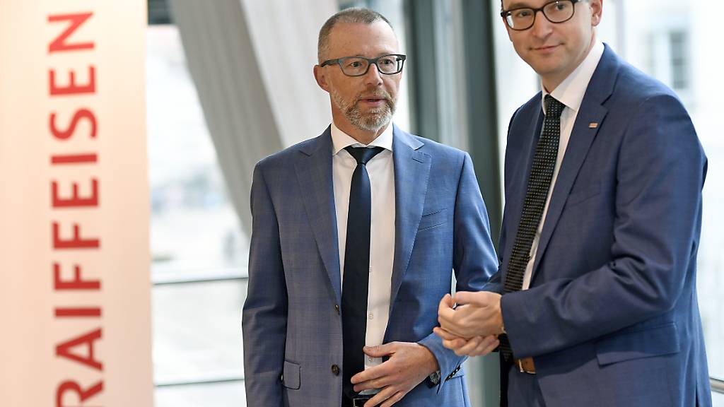 Raiffeisen CEO Heinz Huber (links) und CFO Christian Poerschke verdienen nicht mehr ganz so viel wie ihre Vorgänger. (Archivbild)