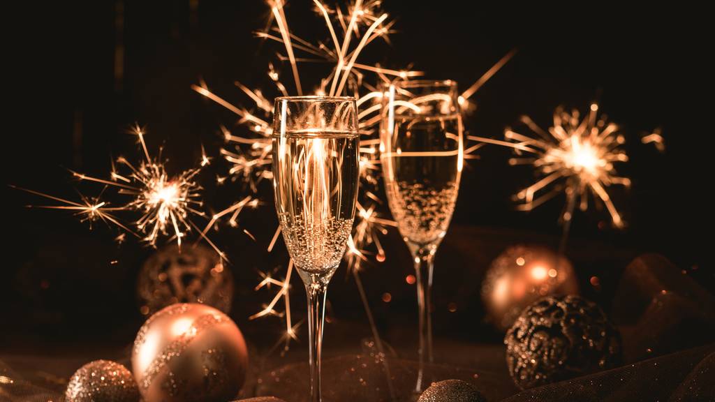 Champagner, Silvester, Feuerwerk und Gläser