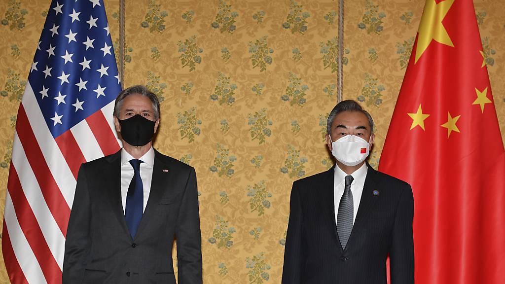 Antony Blinken (l), Außenminister der USA, und Wang Yi, Außenminister von China, treffen sich am Rande des G20-Gipfels. Yi hat den USA «rücksichtslose Einmischung in innere Angelegenheiten» vorgeworfen.