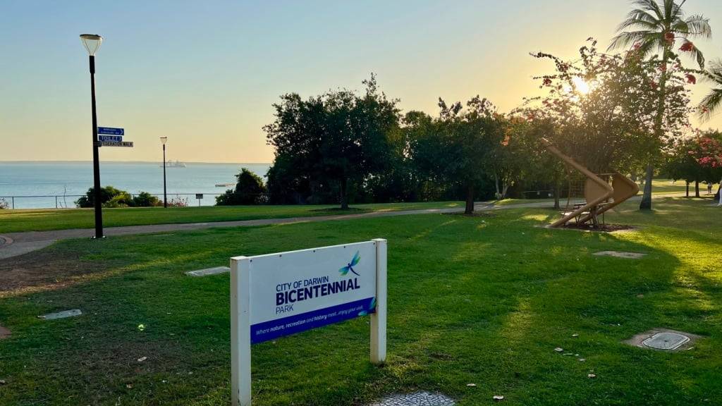 Die Sonne geht am 02.08.2024 über dem Bicentennial Park in Darwin unter. Der Zyklon «Fina» steuert auf die Stadt im Northern Territory zu. Foto: Carola Frentzen/dpa