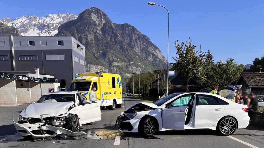 Totalschaden und Verletzte nach Frontalkollision in Weite SG