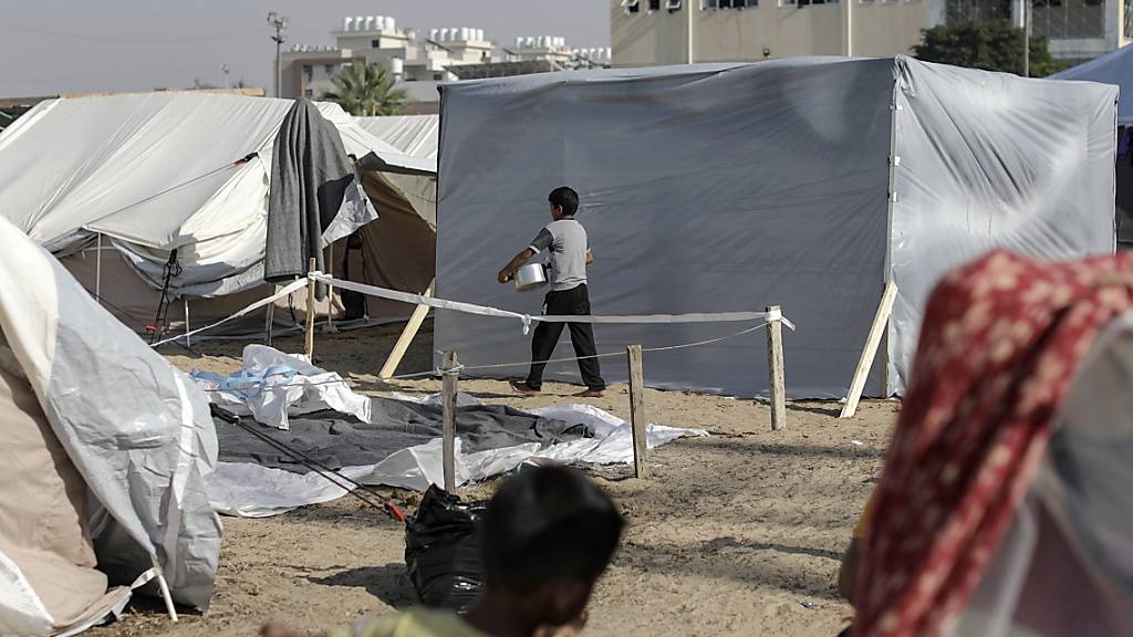Im jüngsten Nahost-Krieg suchen zahlreiche Palästinenser Schutz in Einrichtungen der UNRWA. Hier ein Zeltlager in Chan Junis im Süden des Gazastreifens. (Themenbild)